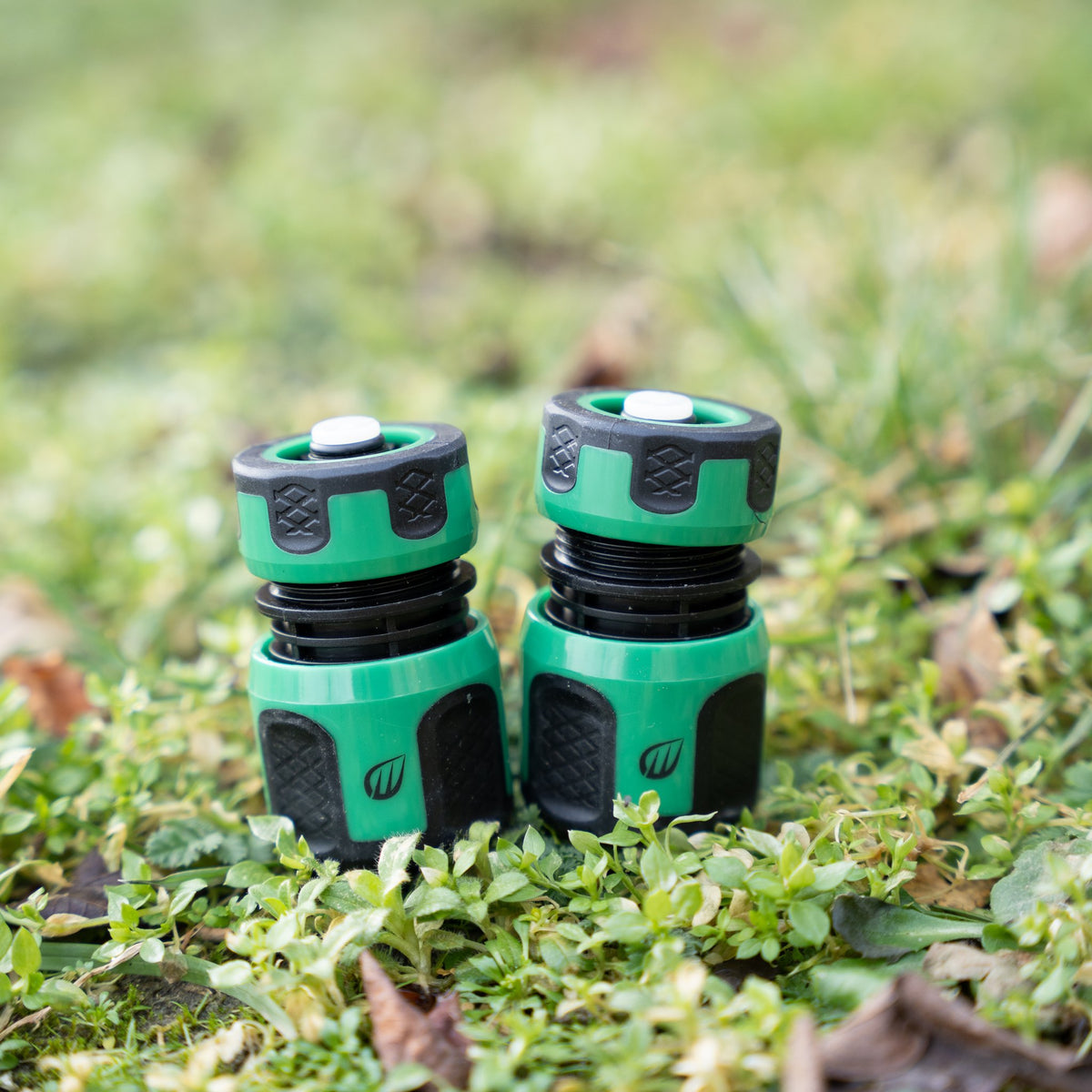 Zwei Steckverbinder mit Aquastop stehen im Gras