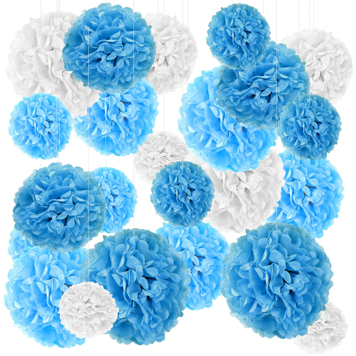 Set aus weißen, hellblauen und blauen Seidenpapier-Pompons in drei Größen, hängend an Satinbändern, auf Weiß