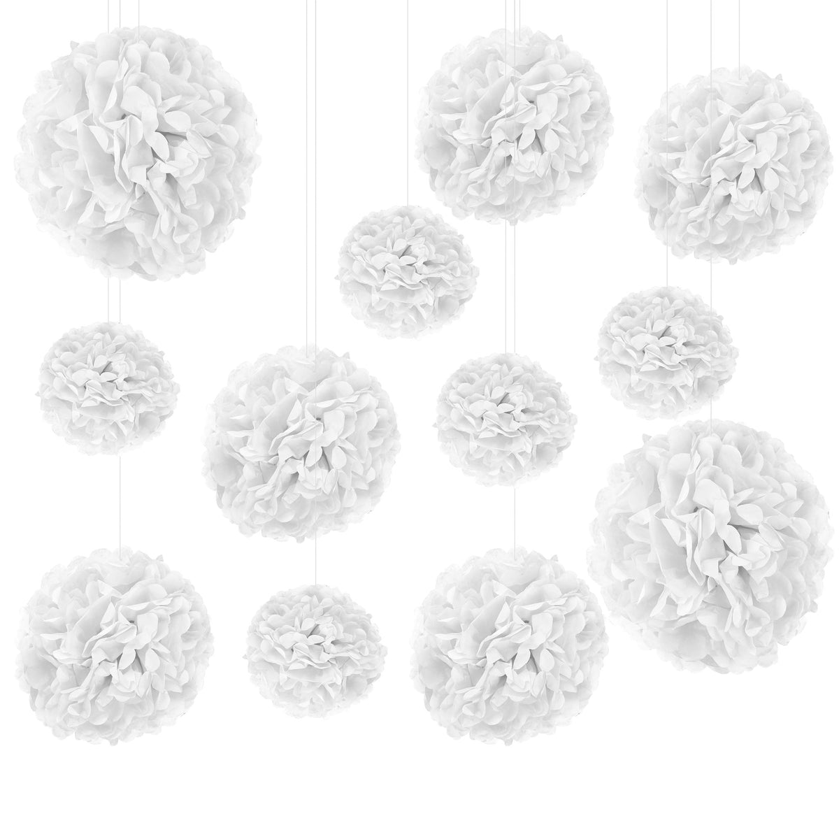 Set aus weißen Seidenpapier-Pompons in drei Größen, hängend an Satinbändern, auf Weiß